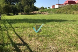 Участок рядом с лесом.